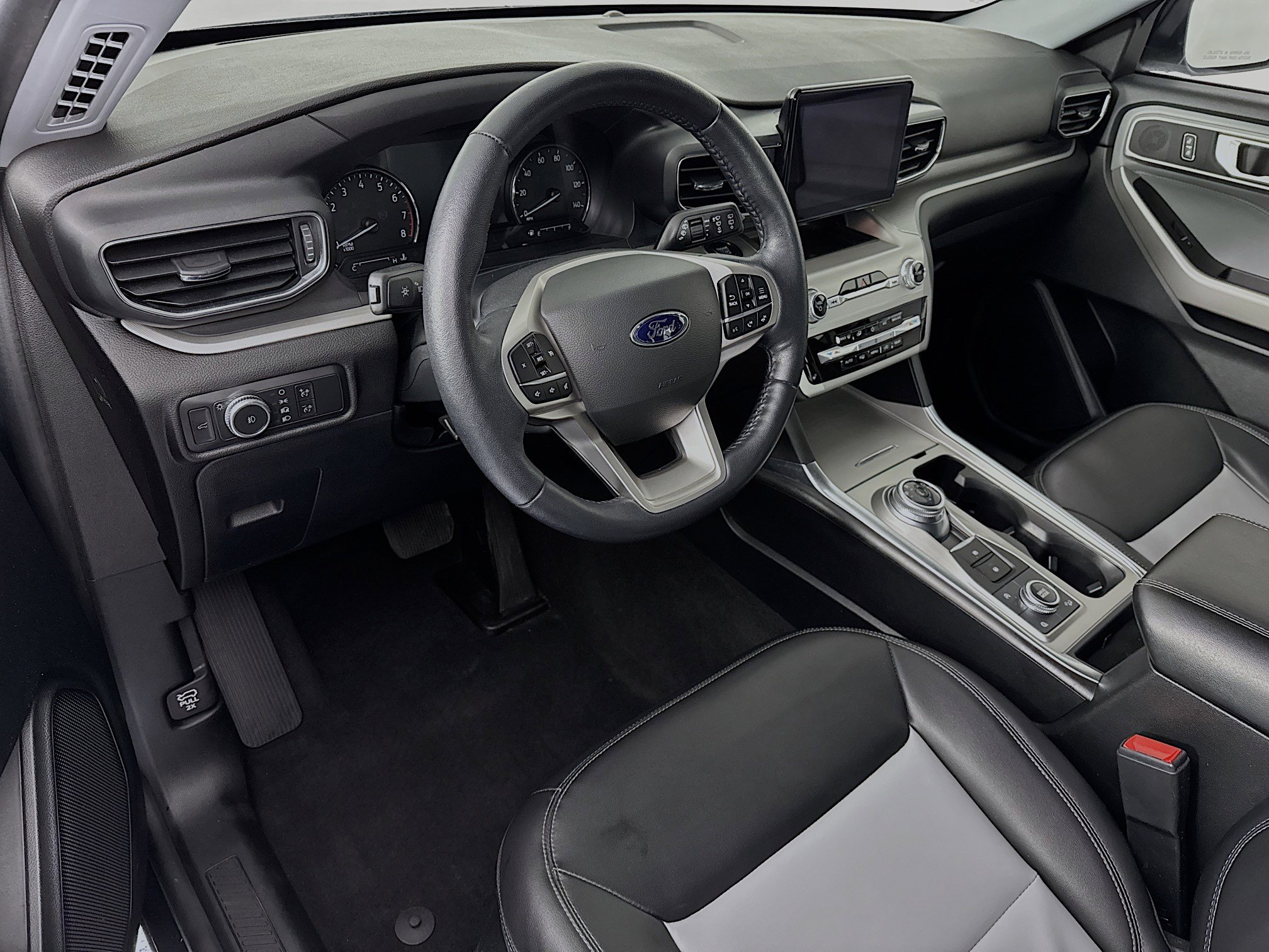 Used 2022 Ford Explorer XLT w/ Equipment Group 202A image 9