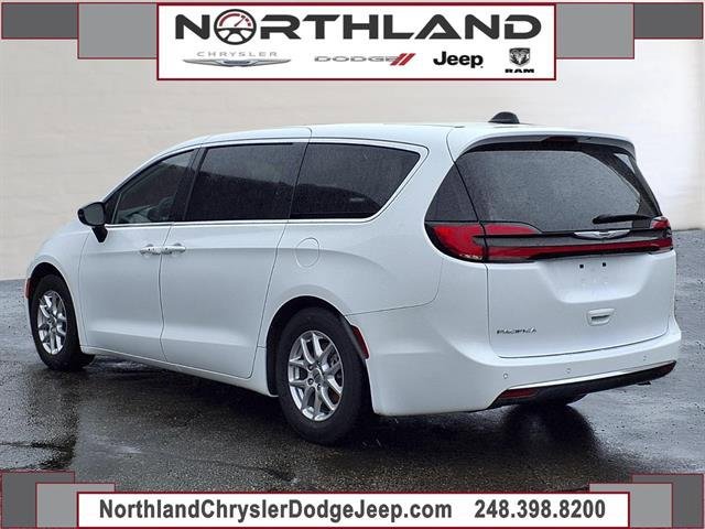Used 2024 Chrysler Pacifica Touring-L FWD image 2