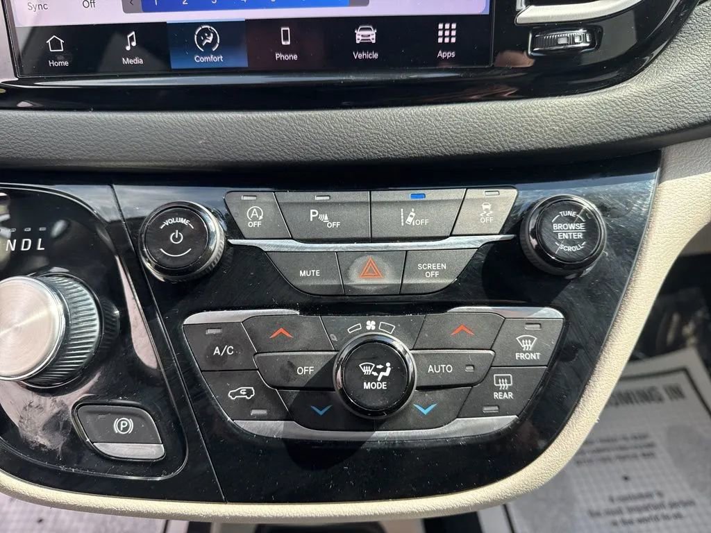 Used 2023 Chrysler Pacifica Touring-L image 34