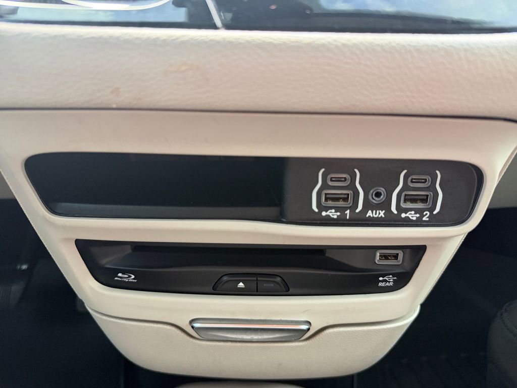 Used 2021 Chrysler Pacifica Touring-L w/ Uconnect Theater Family Group FWD image 25