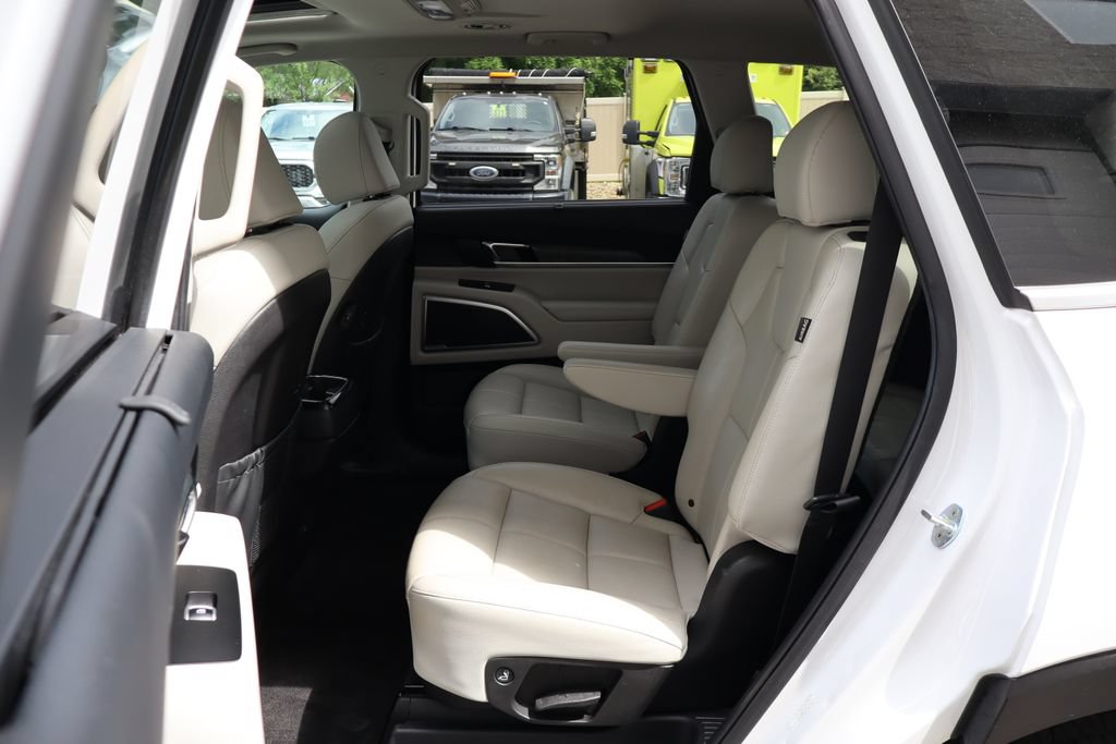 Used 2023 Kia Telluride EX w/ EX Captain's Chair Package AWD/4WD image 10