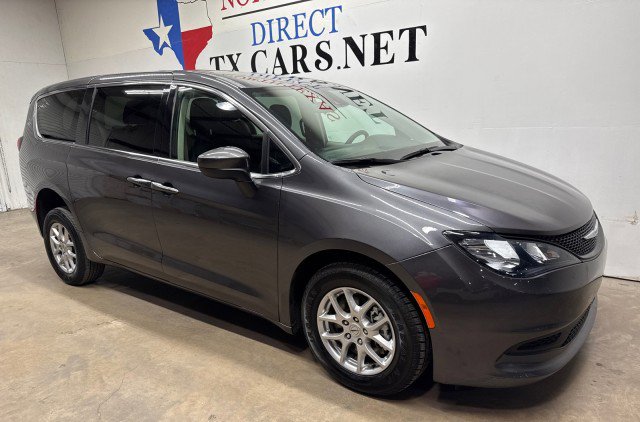 Used 2023 Chrysler Voyager LX image 3