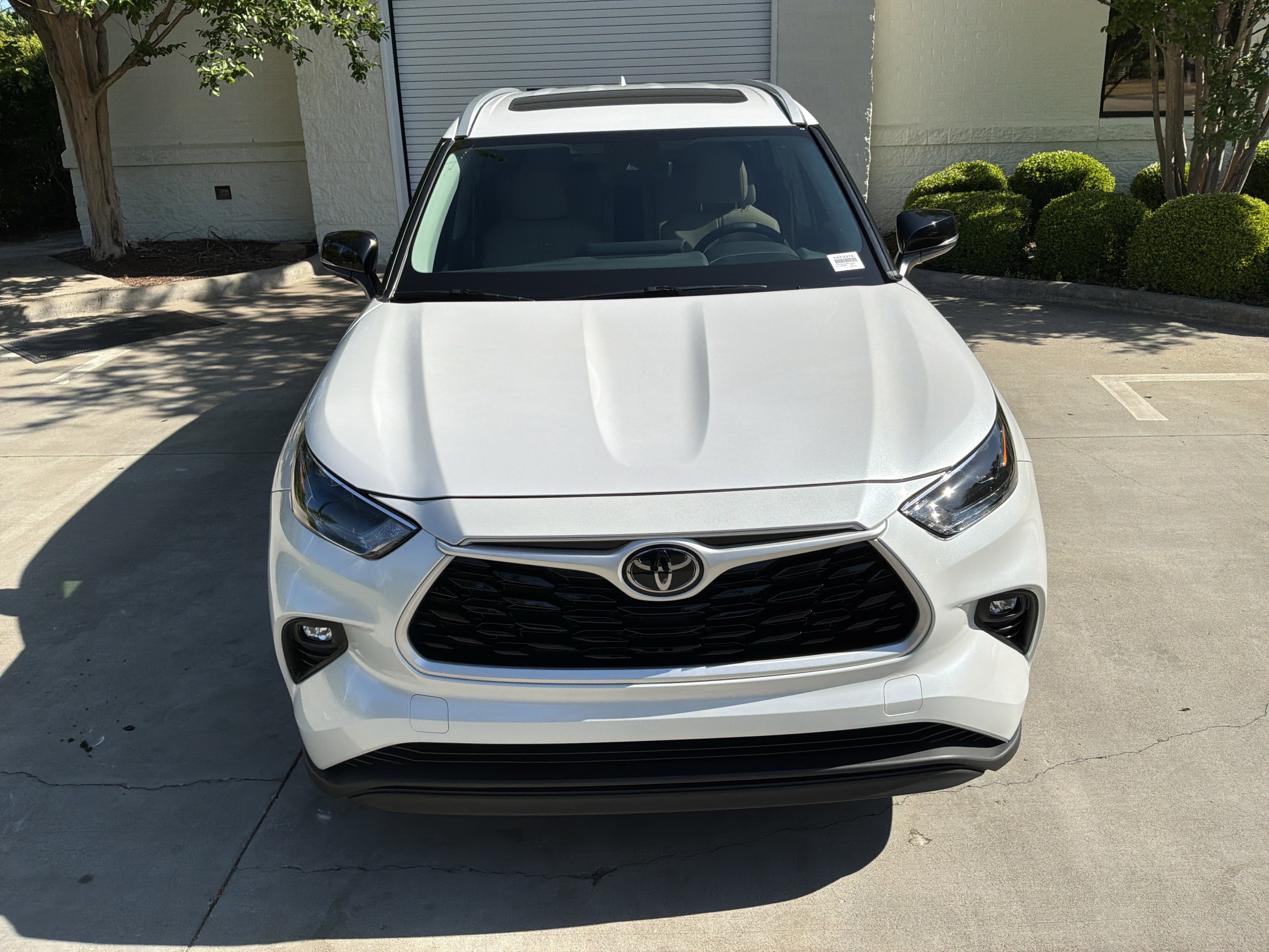 Used 2024 Toyota Highlander XLE FWD image 3