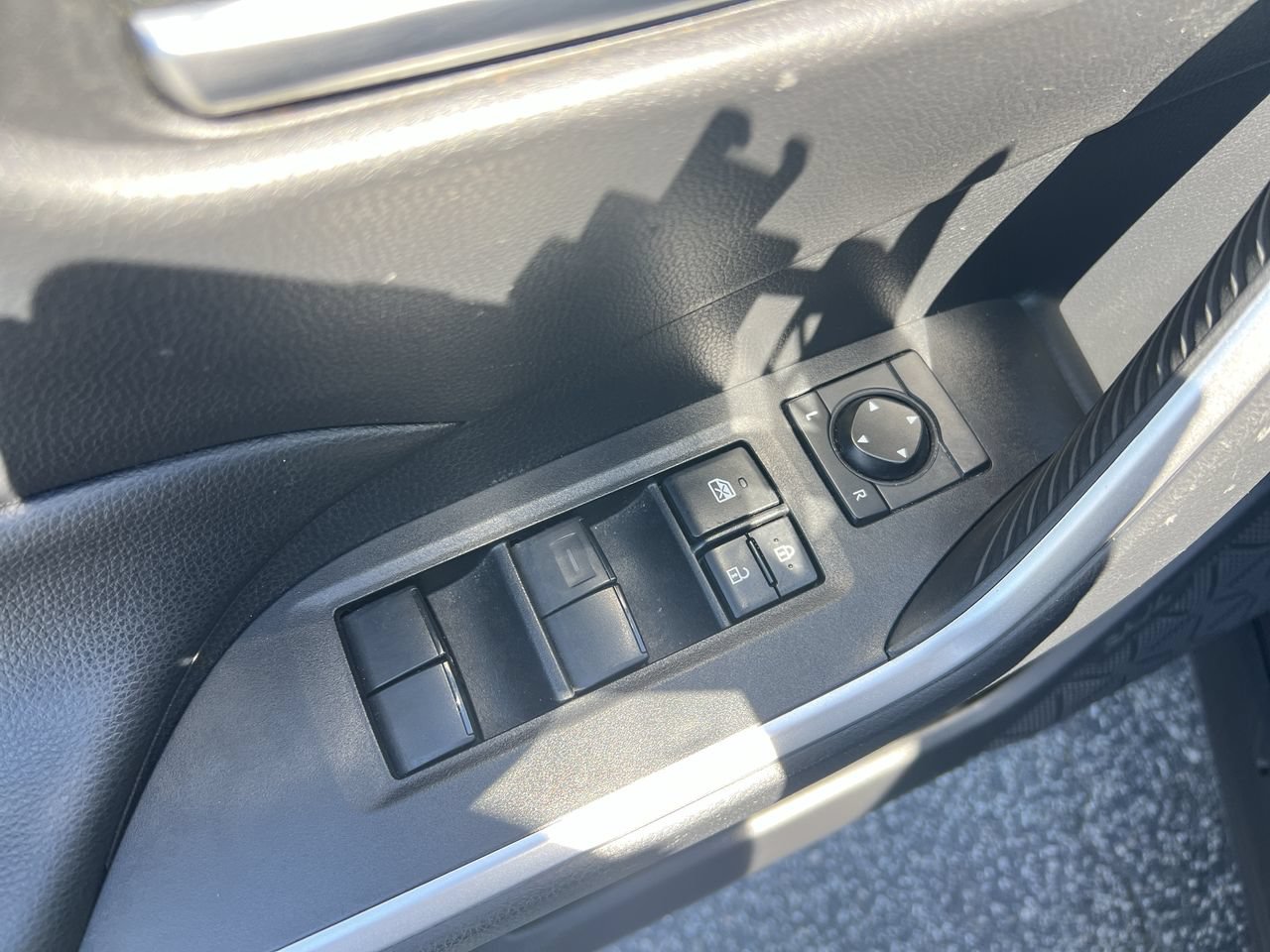 Used 2021 Toyota RAV4 XLE w/ Convenience Package FWD image 15