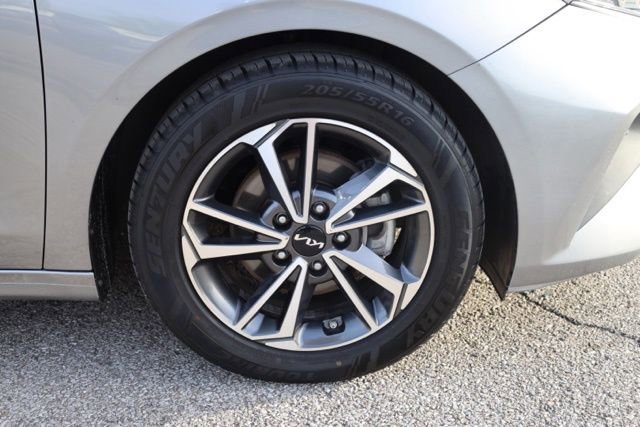 Used 2022 Kia Forte LXS image 2