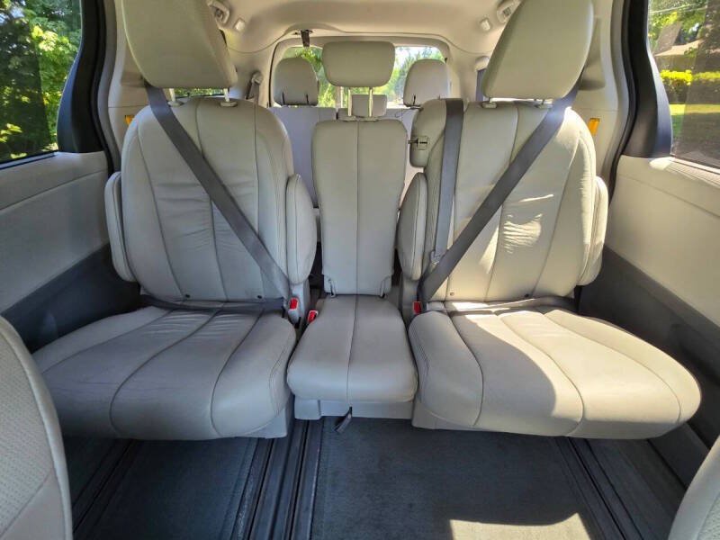 Used 2012 Toyota Sienna XLE w/ Premium Pkg FWD image 14