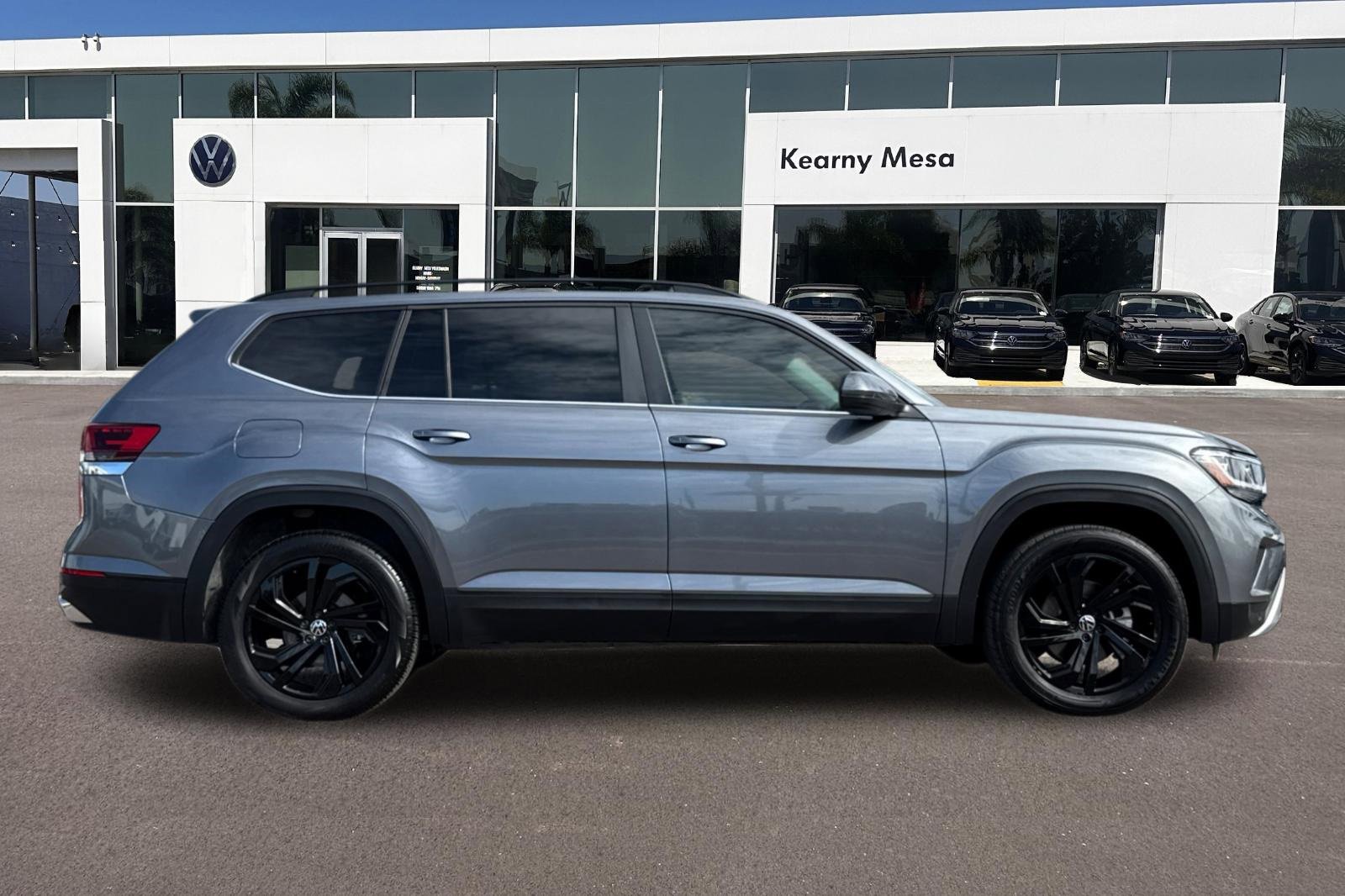 Used 2023 Volkswagen Atlas SE w/ Panoramic Sunroof Package image 3