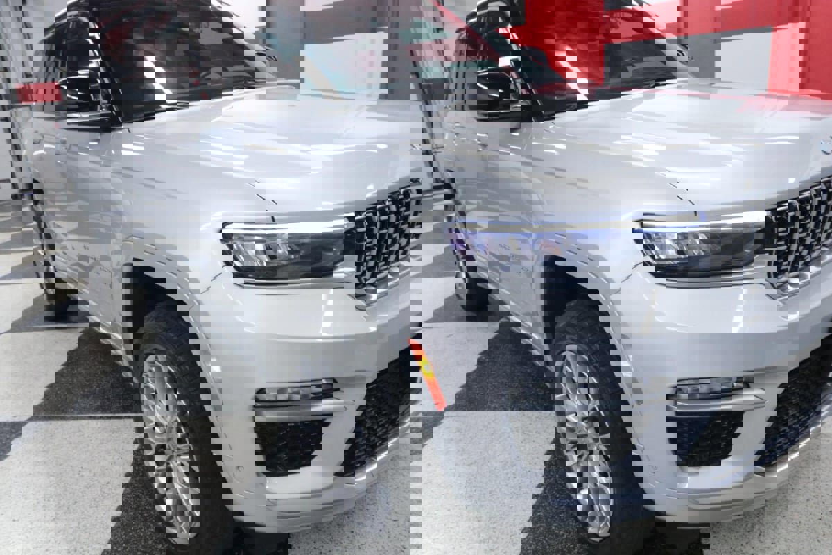 Used 2022 Jeep Grand Cherokee Summit w/ Advanced Protech Group IV image 32