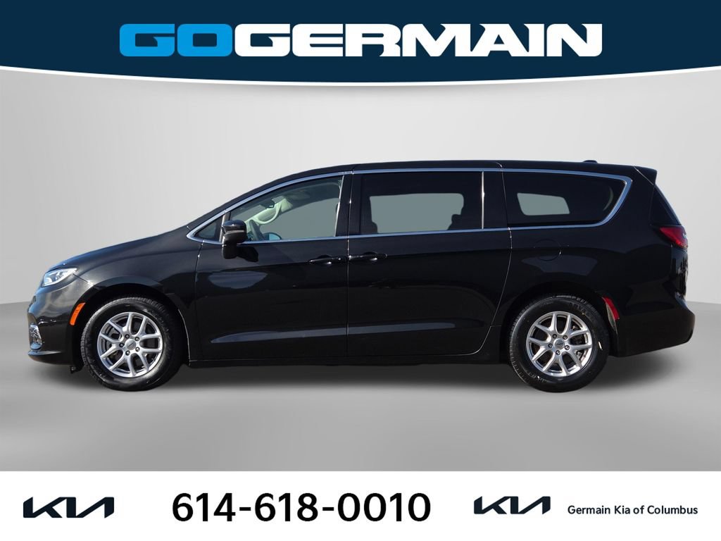 Used 2023 Chrysler Pacifica Touring-L FWD image 11