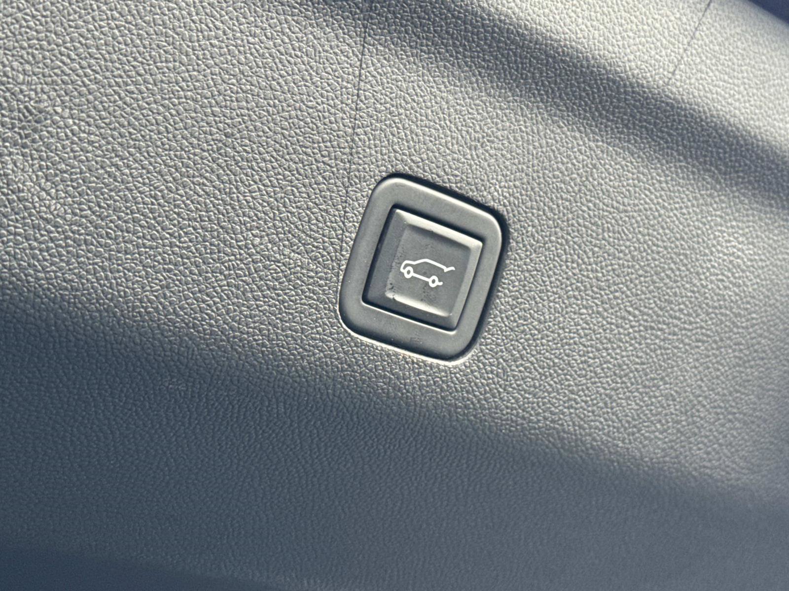 Used 2023 GMC Yukon Denali Ultimate image 17