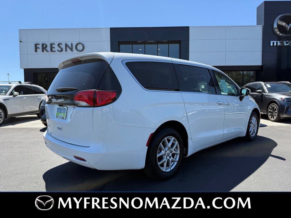 Used 2023 Chrysler Voyager LX FWD image 11