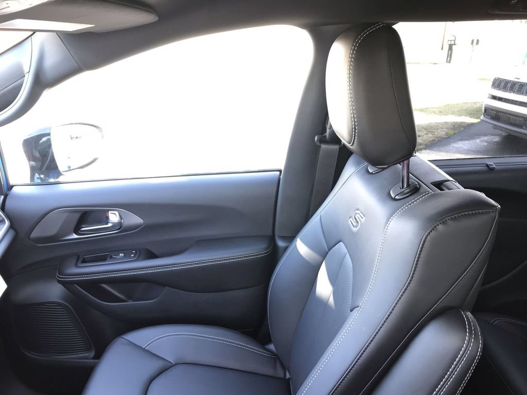 New 2026 Chrysler Pacifica Select FWD image 24