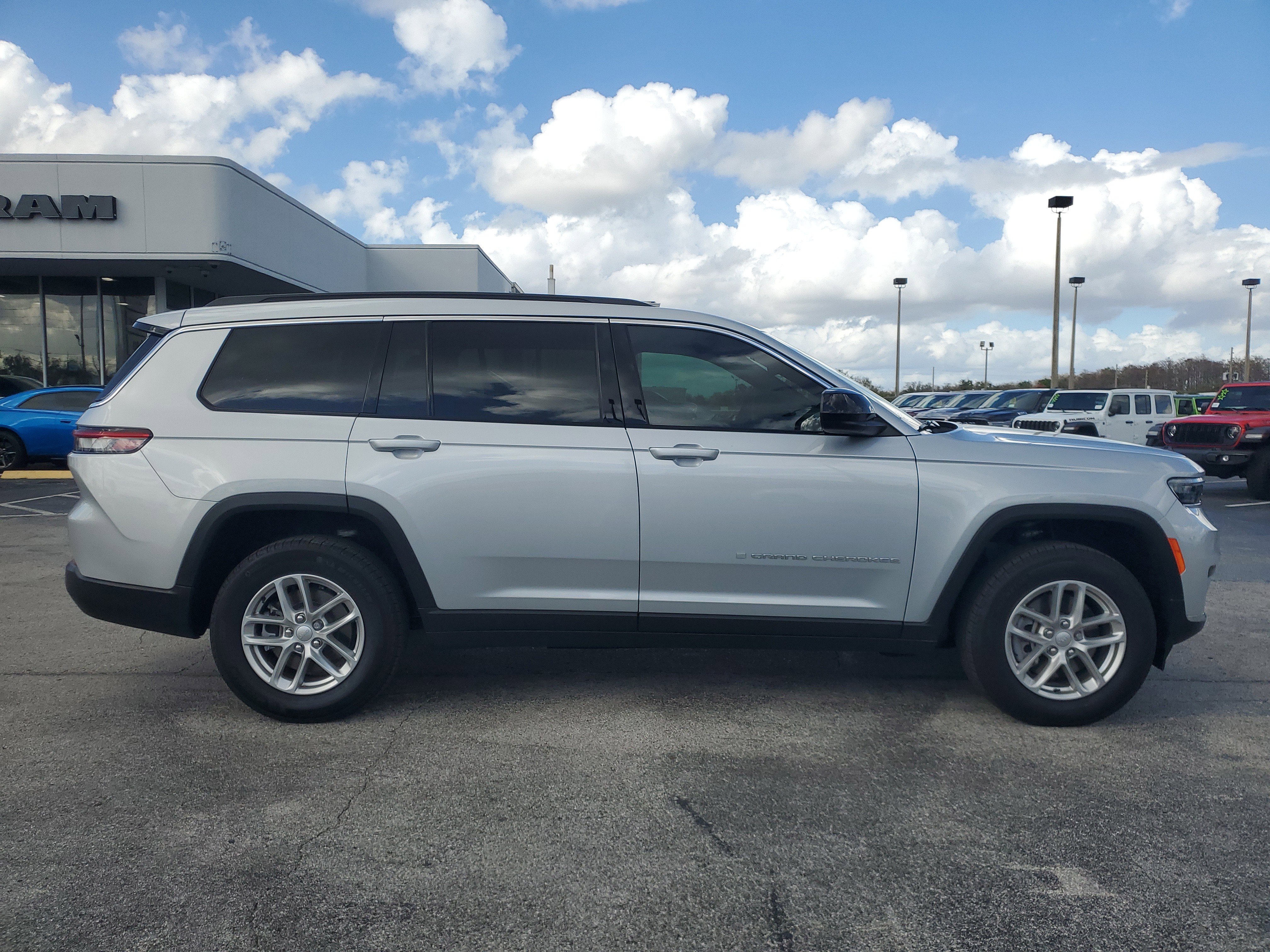 Used 2025 Jeep Grand Cherokee L Laredo w/ Trailer Tow Package image 8