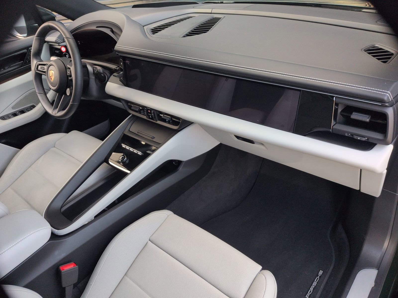 Certified 2025 Porsche Macan Electric image 26