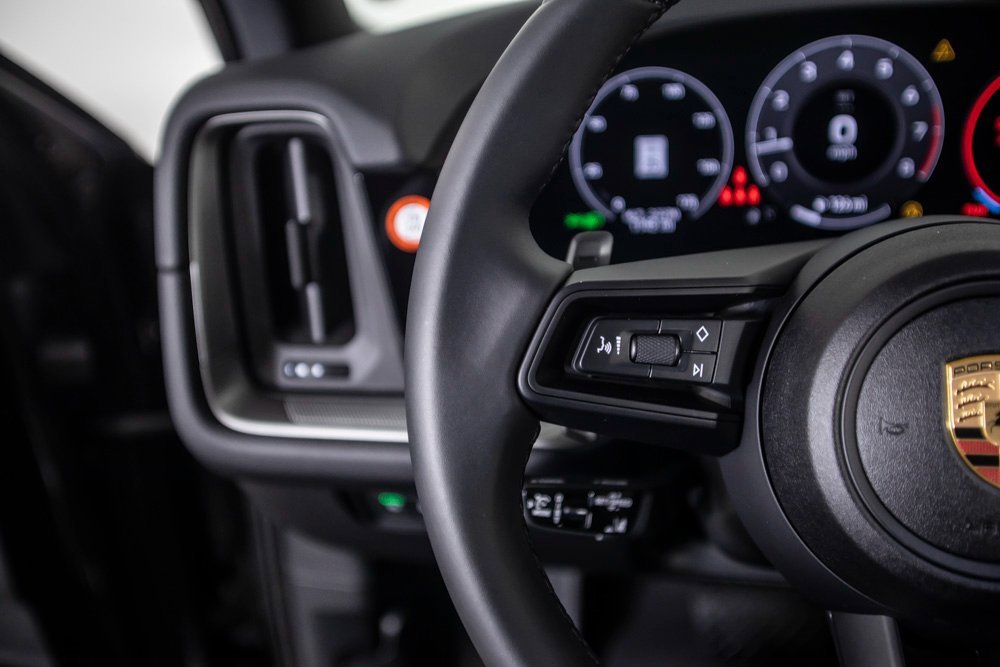 Used 2025 Porsche Cayenne image 36