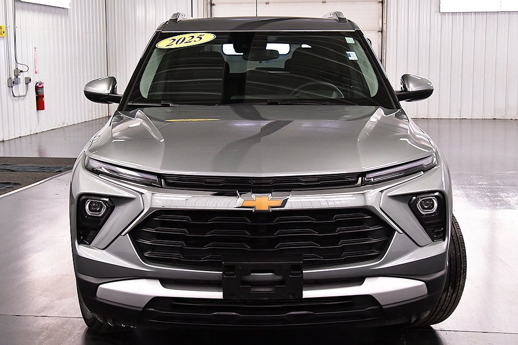 Used 2025 Chevrolet TrailBlazer LT w/ LT Cold Weather Package image 2