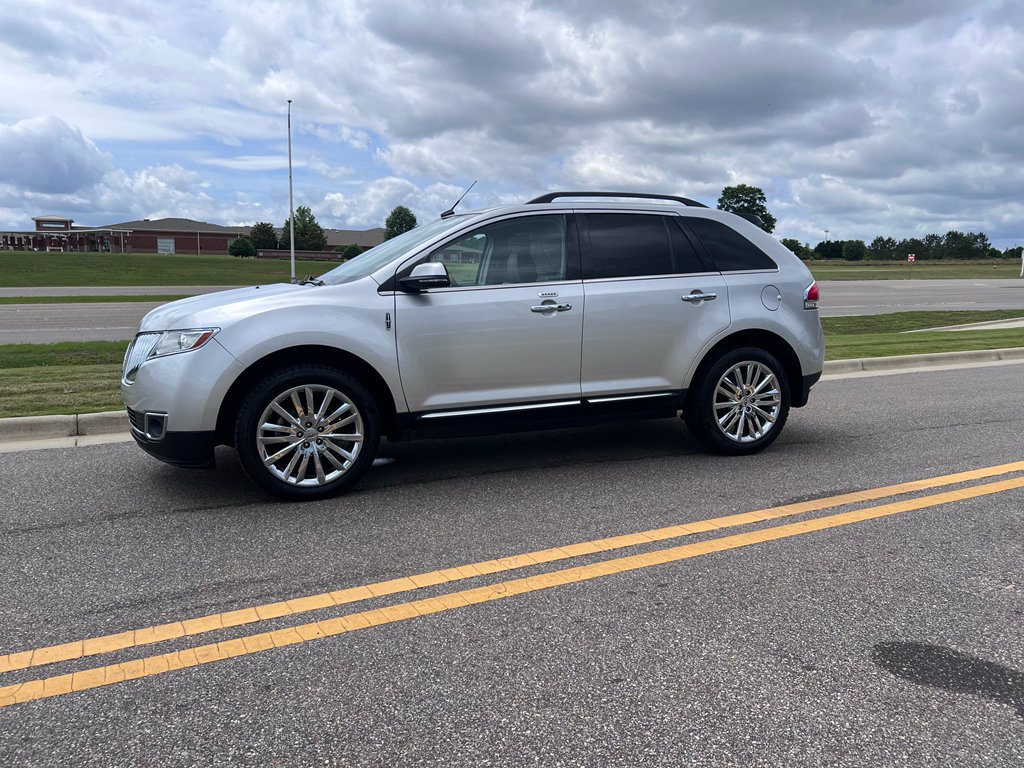 Used 2013 Lincoln MKX FWD image 9