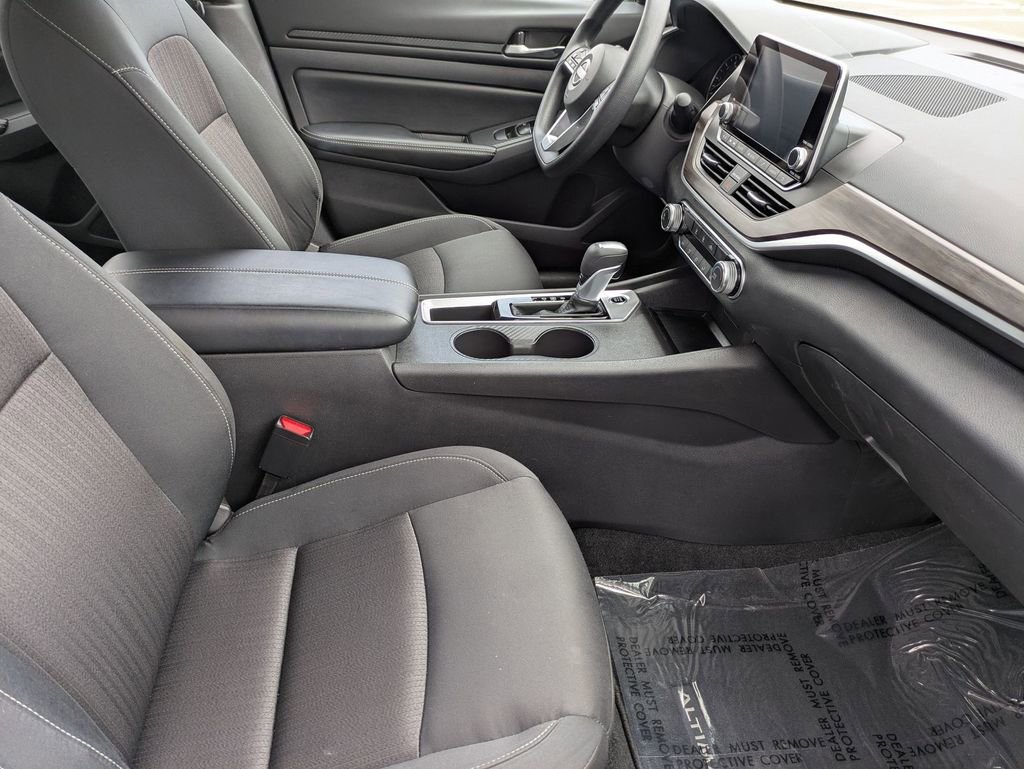 Used 2025 Nissan Altima 2.5 SV FWD image 31