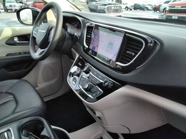Used 2024 Chrysler Pacifica Touring-L image 21