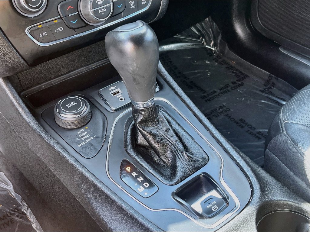 Used 2021 Jeep Cherokee High Altitude AWD/4WD image 17