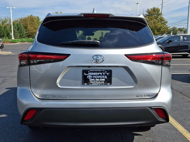 Used 2021 Toyota Highlander XLE AWD/4WD image 5
