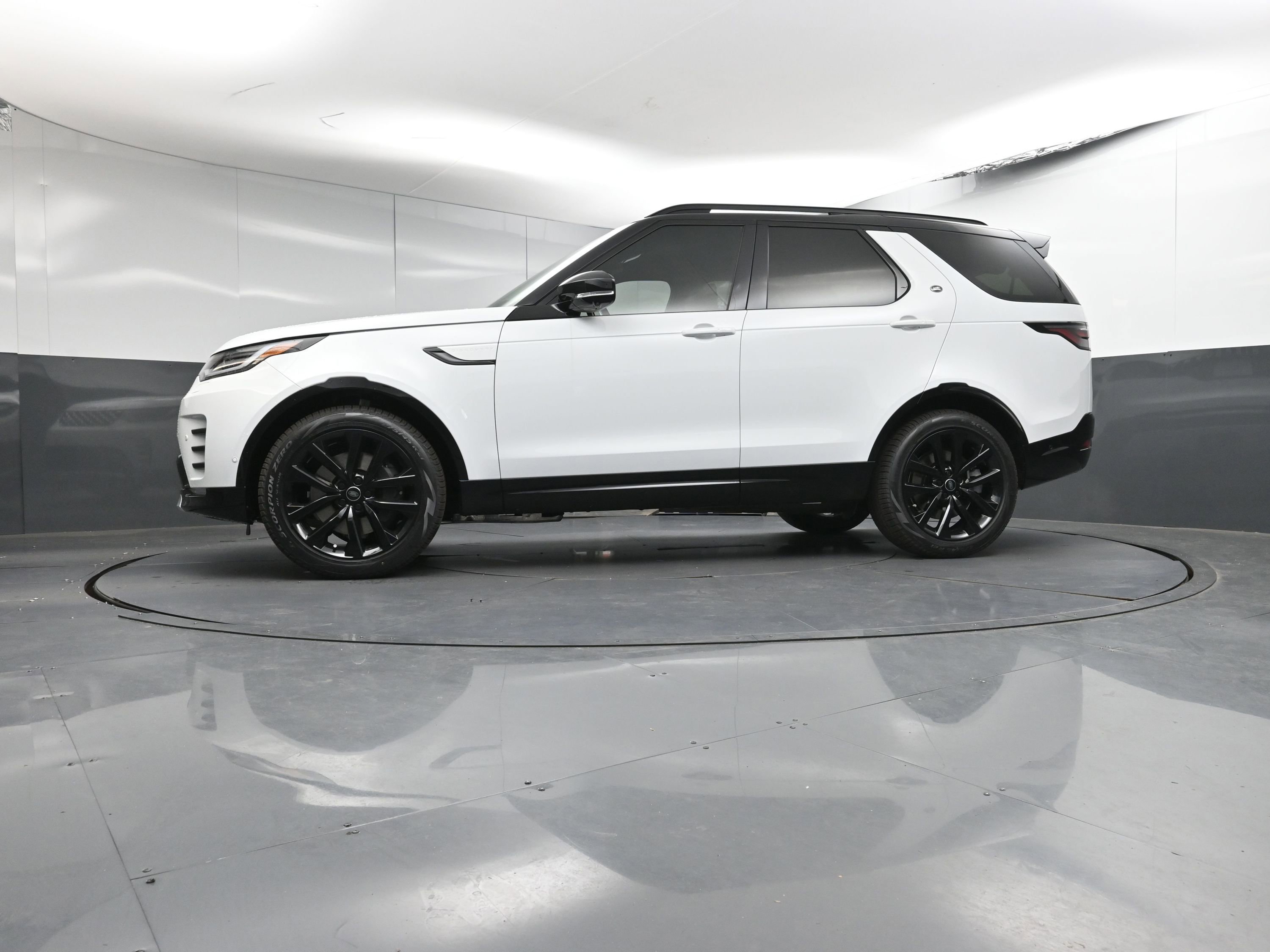 New 2026 Land Rover Discovery Limited Edition image 30