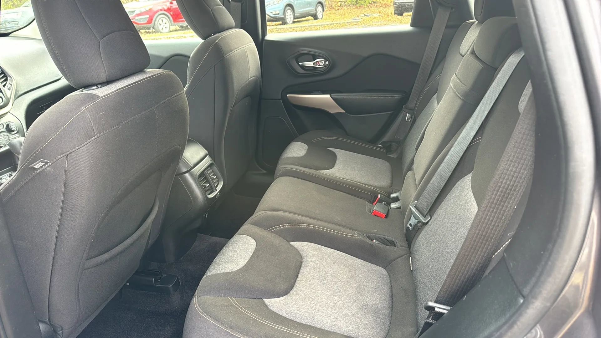 Used 2018 Jeep Cherokee Latitude AWD/4WD image 7