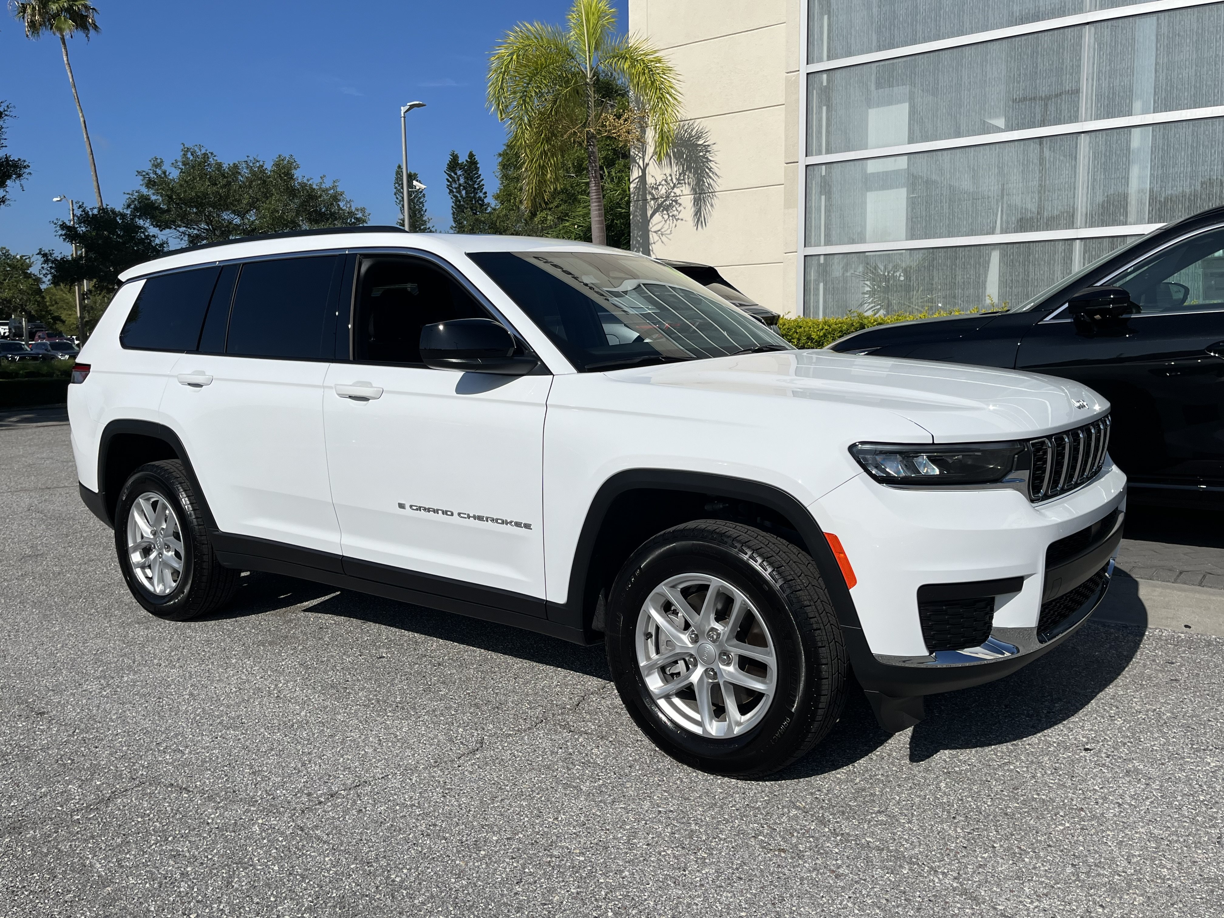 Used 2025 Jeep Grand Cherokee L Laredo AWD/4WD image 12