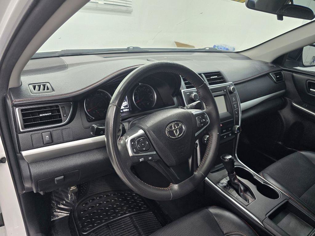 Used 2017 Toyota Camry SE w/ Moonroof Package FWD image 9
