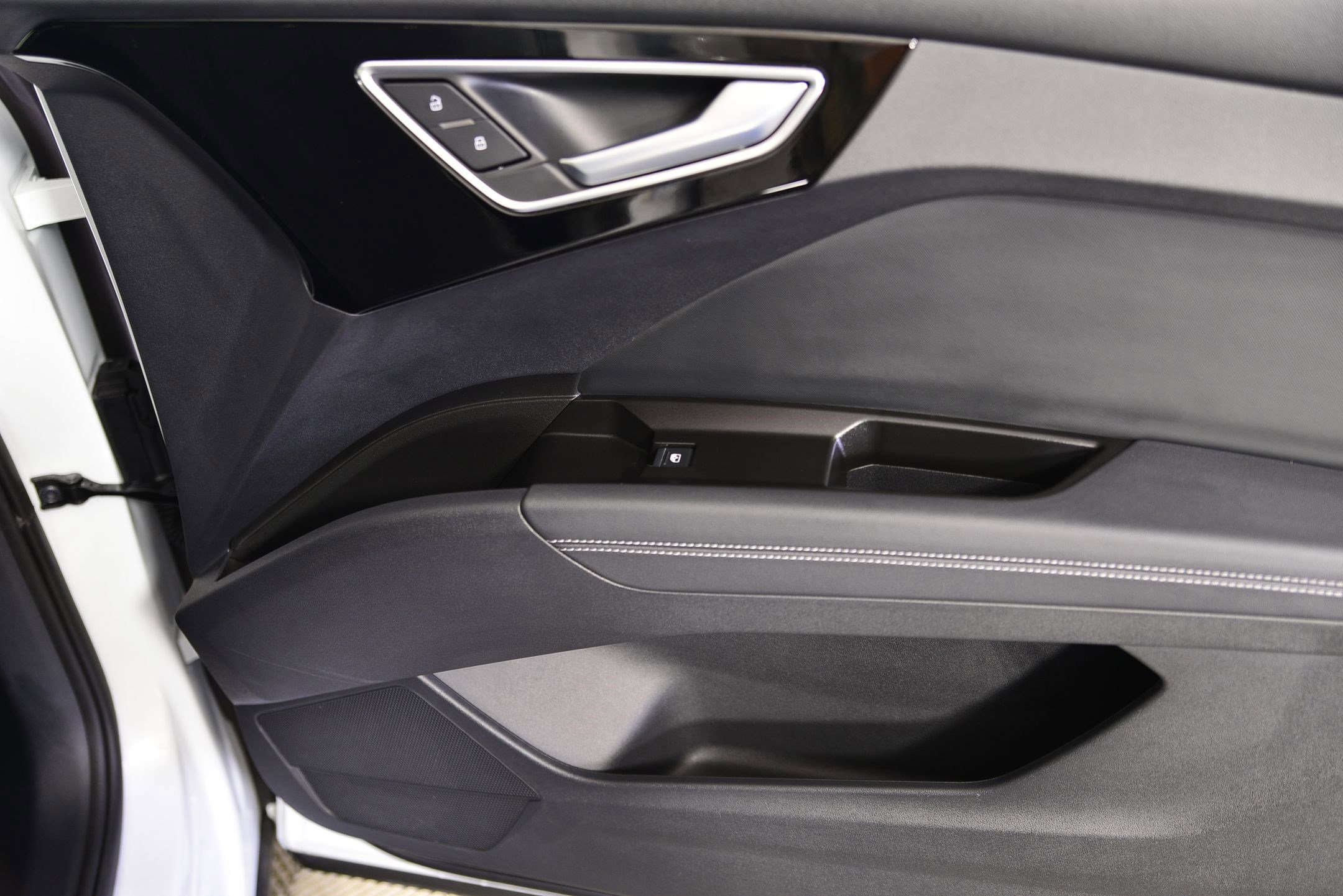 Used 2025 Audi Q4 e-tron Prestige w/ Black Optic Package image 11