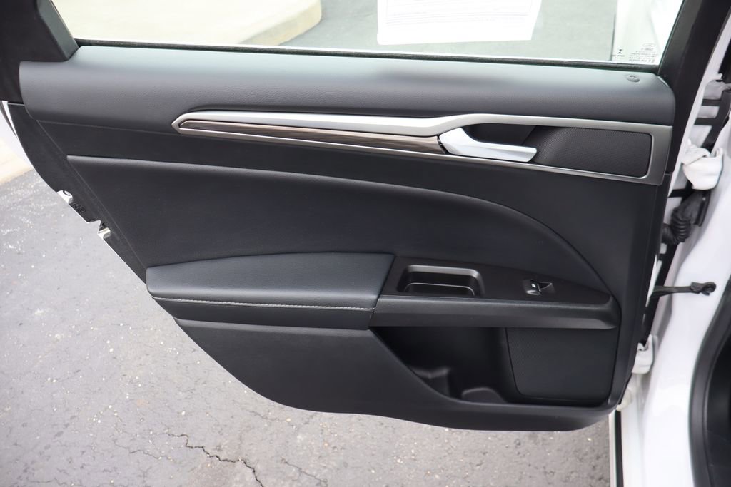 Used 2017 Ford Fusion SE w/ Fusion SE Technology Package image 25