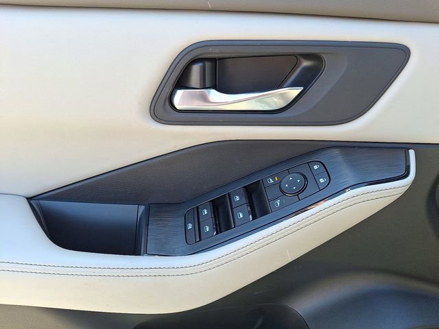Used 2025 Nissan Rogue SV AWD/4WD image 13