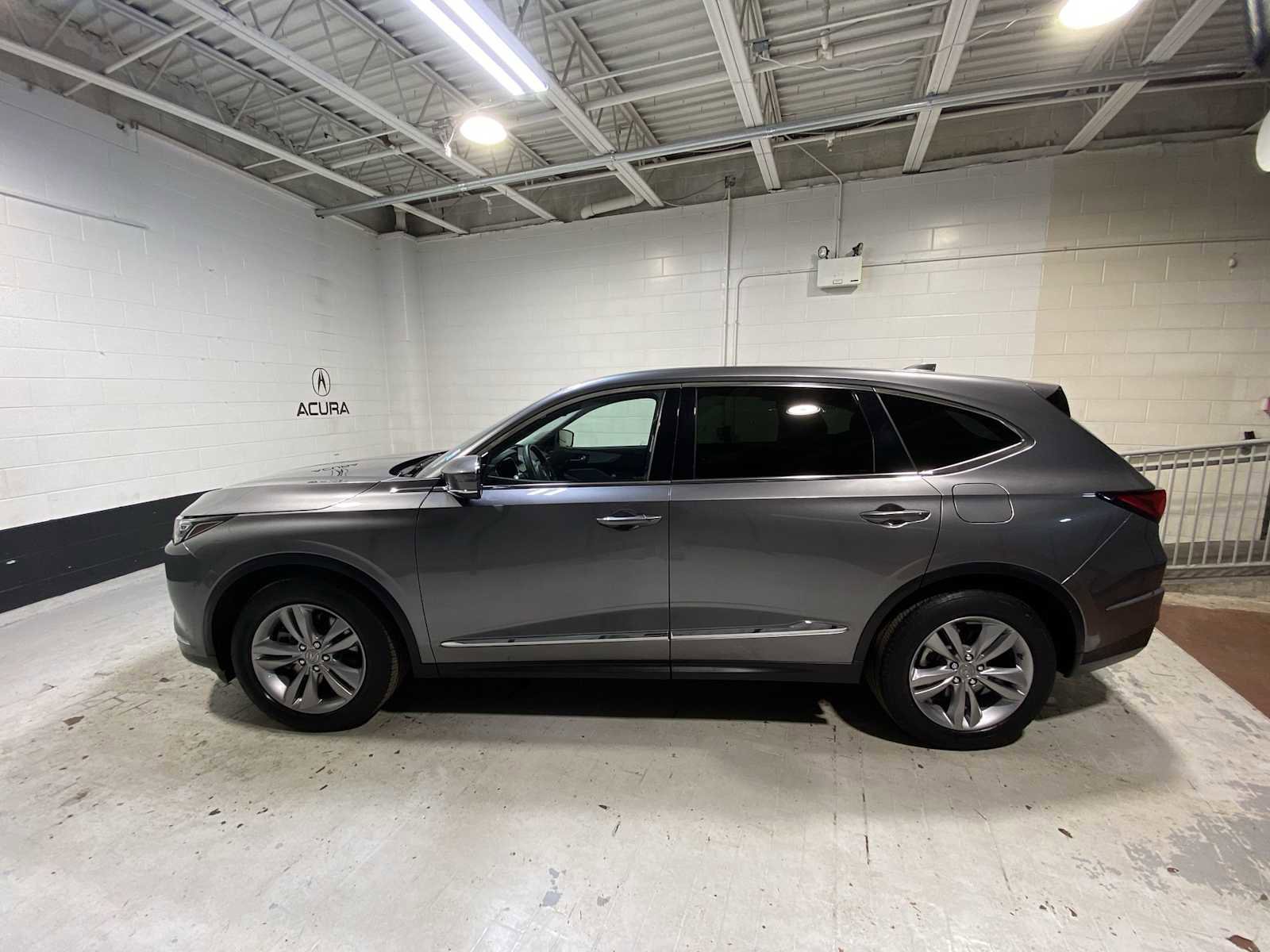 Used 2023 Acura MDX SH-AWD image 3