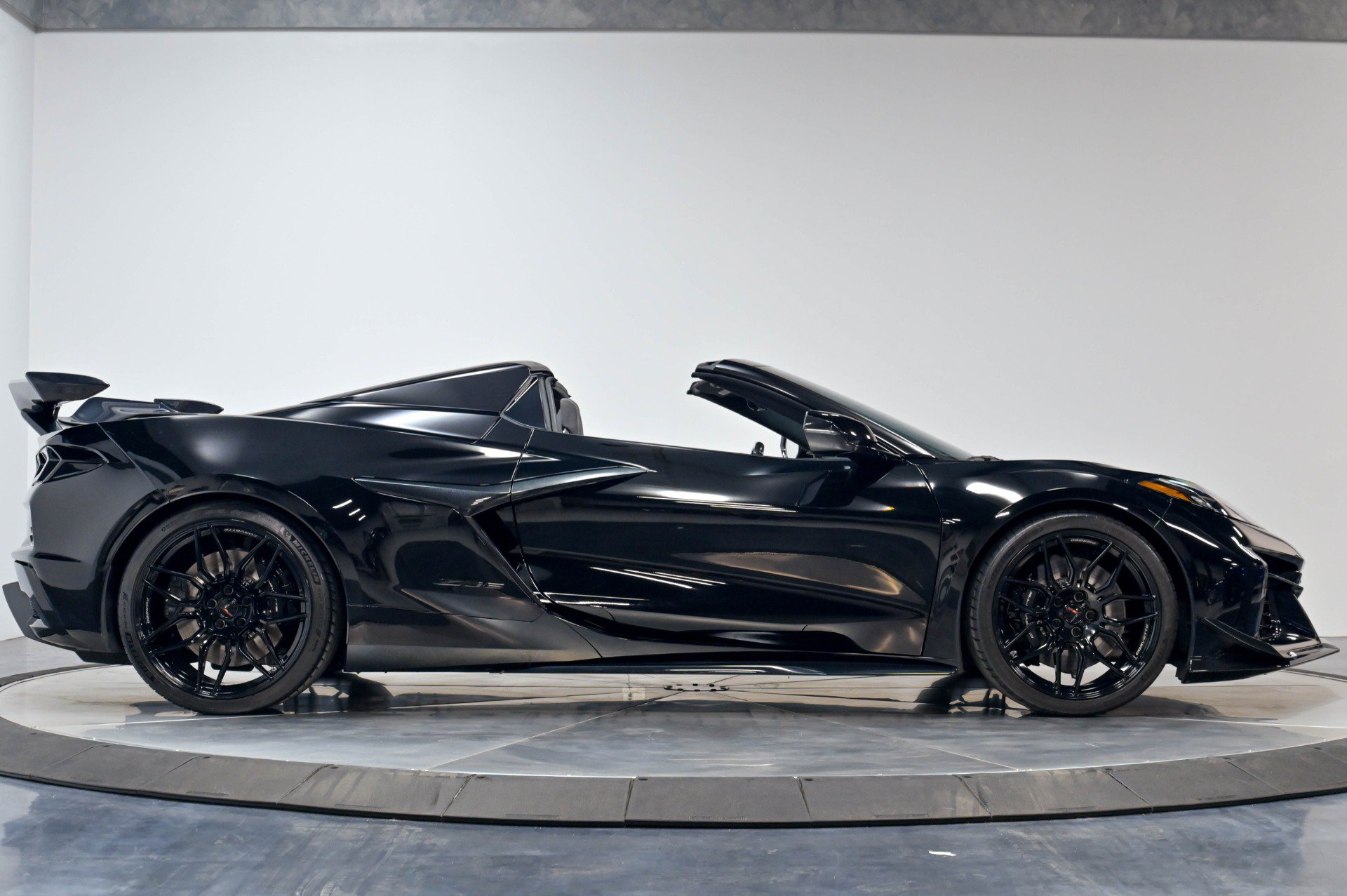 Used 2025 Chevrolet Corvette Z06 RWD image 24