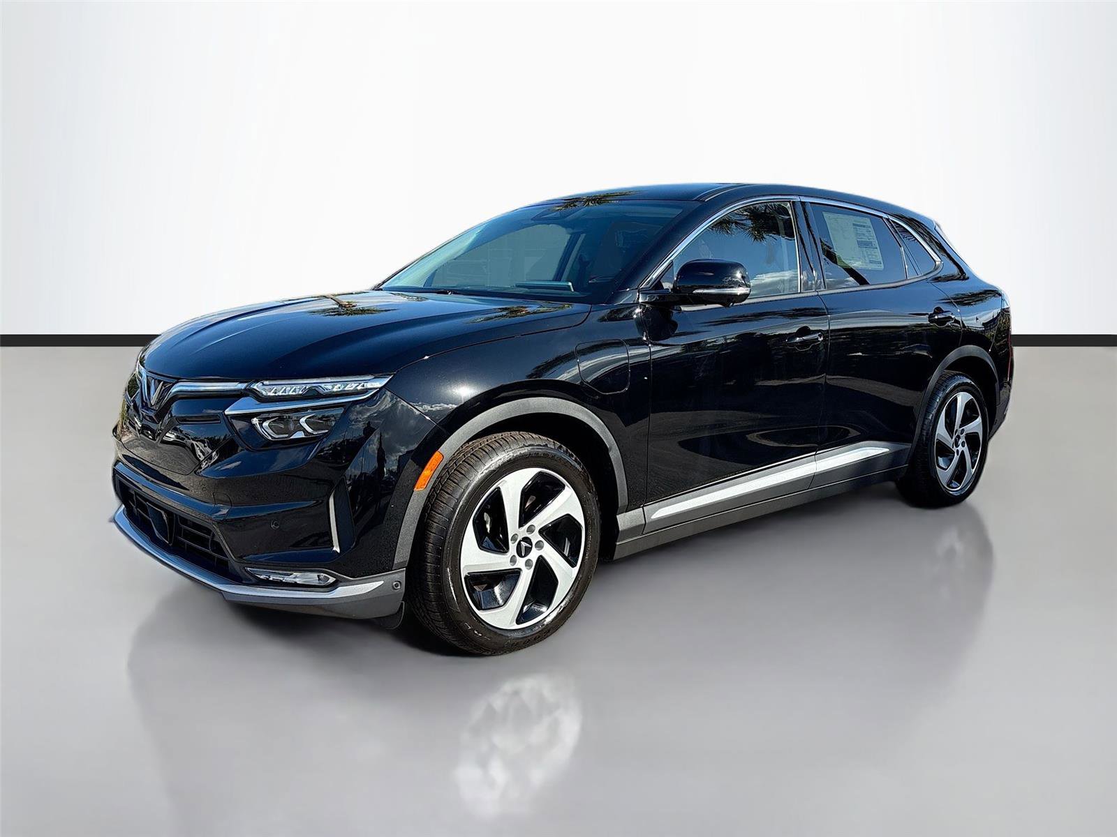 New 2025 VinFast VF 8 Eco image 3