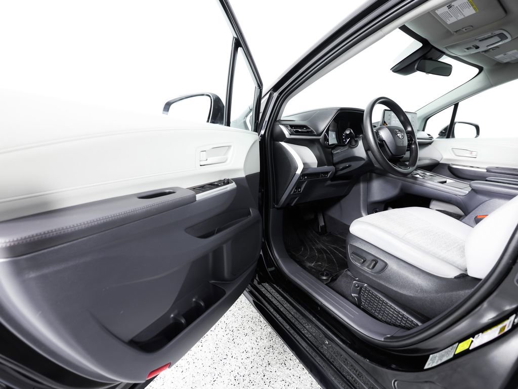 Used 2023 Toyota Sienna LE AWD/4WD image 21