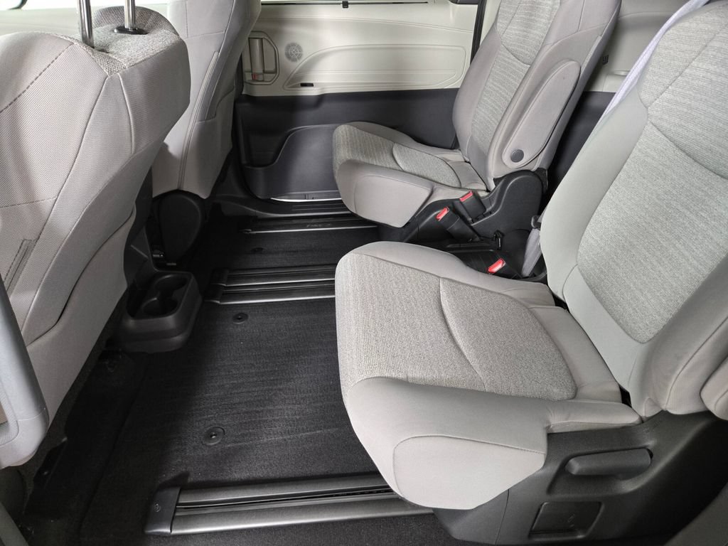 Used 2023 Toyota Sienna LE AWD/4WD image 17