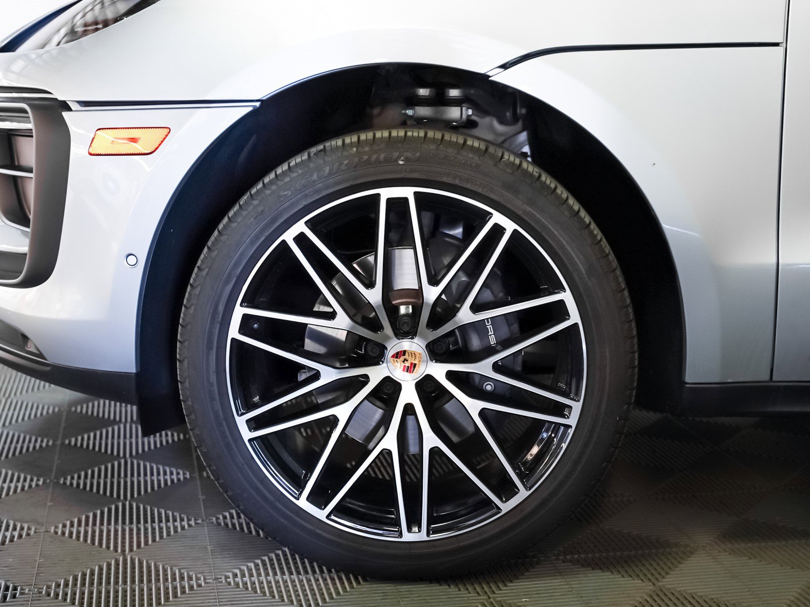 Certified 2025 Porsche Macan image 14