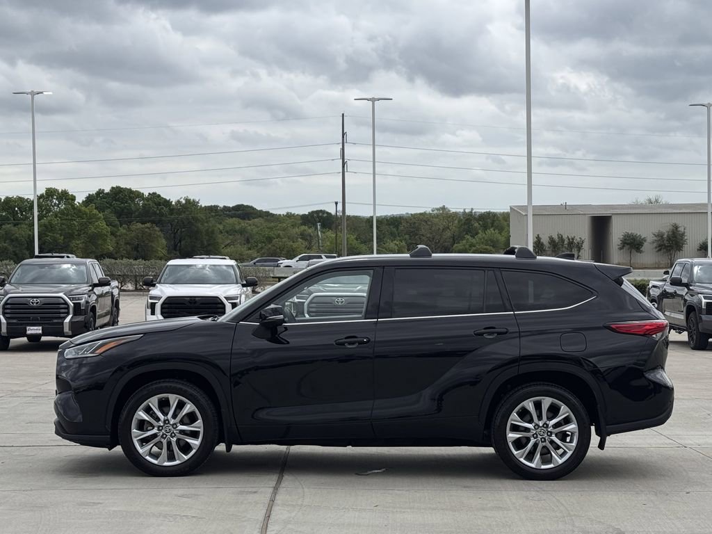 Used 2023 Toyota Highlander Limited image 3