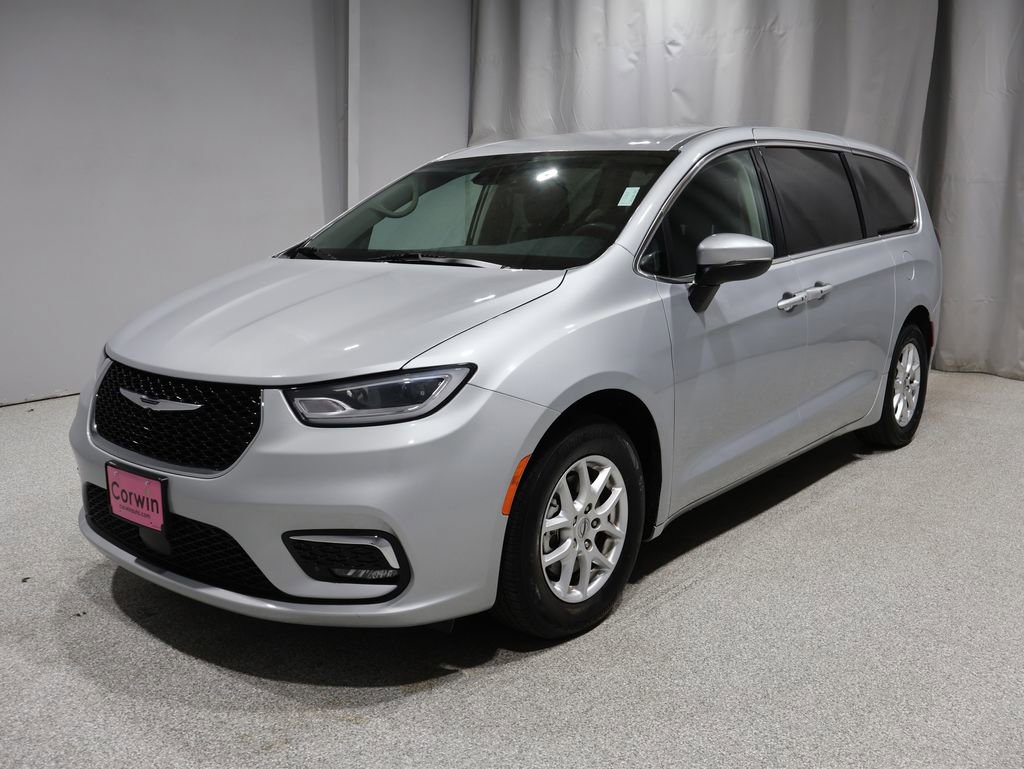 Used 2023 Chrysler Pacifica Touring-L image 6