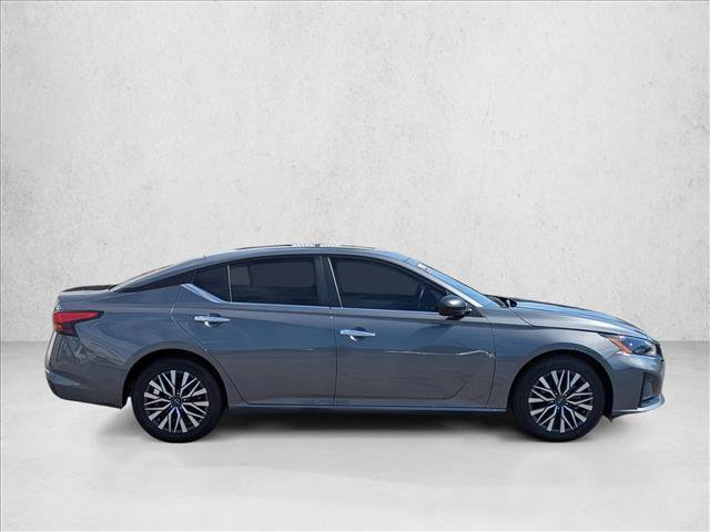 Used 2025 Nissan Altima 2.5 SV FWD image 4