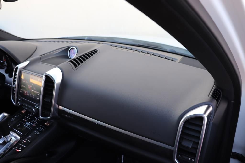 Used 2018 Porsche Cayenne S image 49
