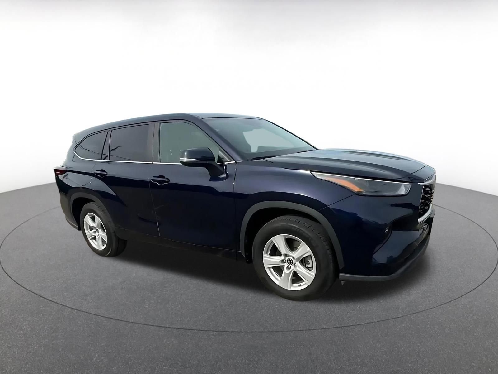 Used 2025 Toyota Highlander LE image 2