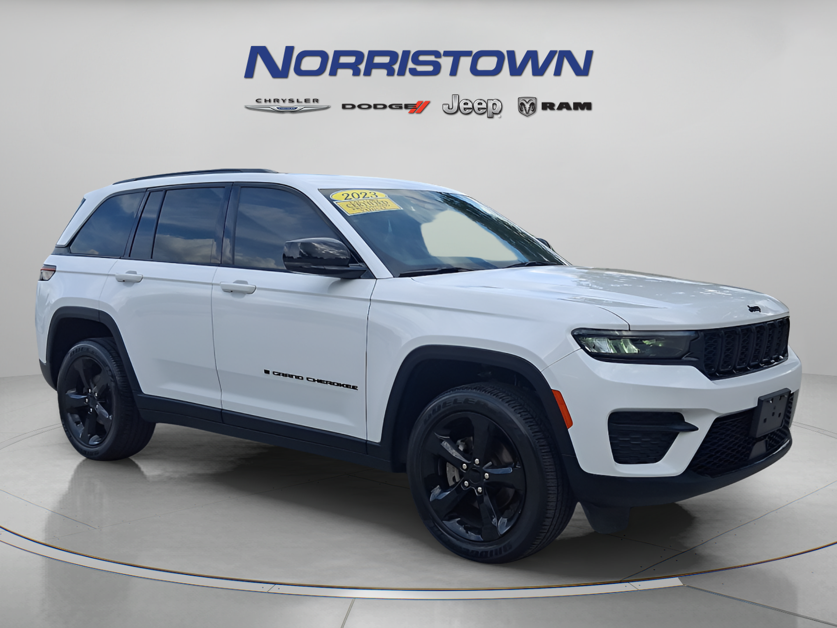 Used 2023 Jeep Grand Cherokee Altitude AWD/4WD image 1