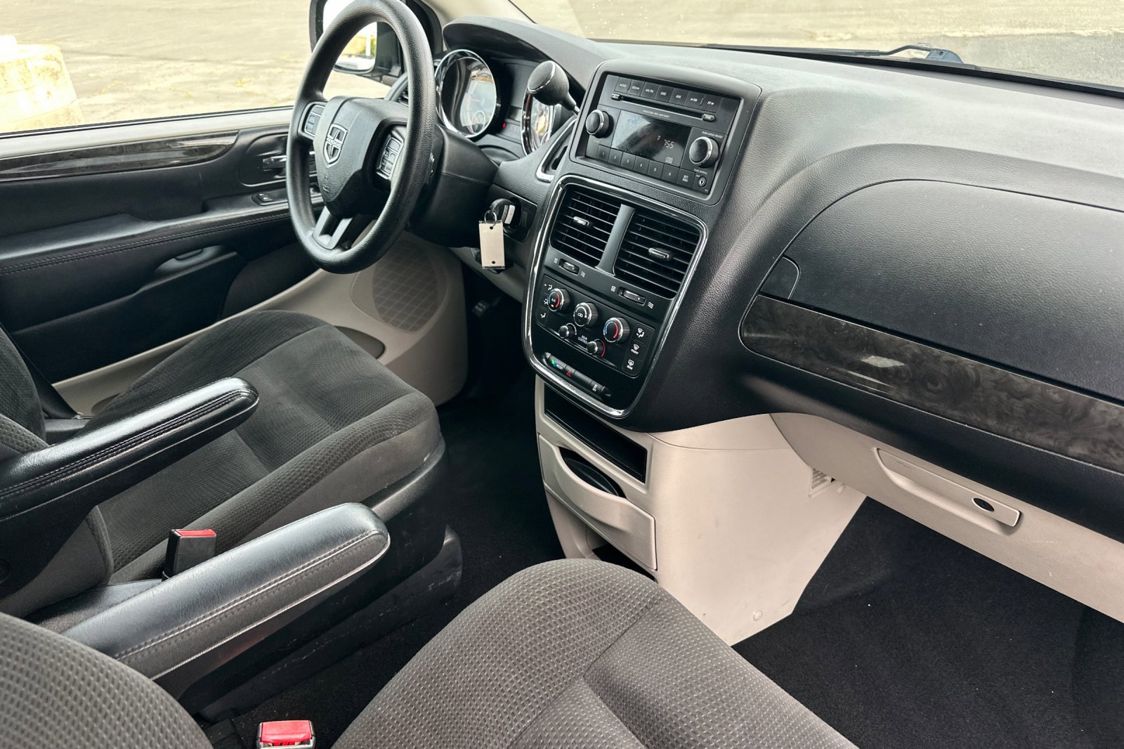 Used 2017 Dodge Grand Caravan SE image 17