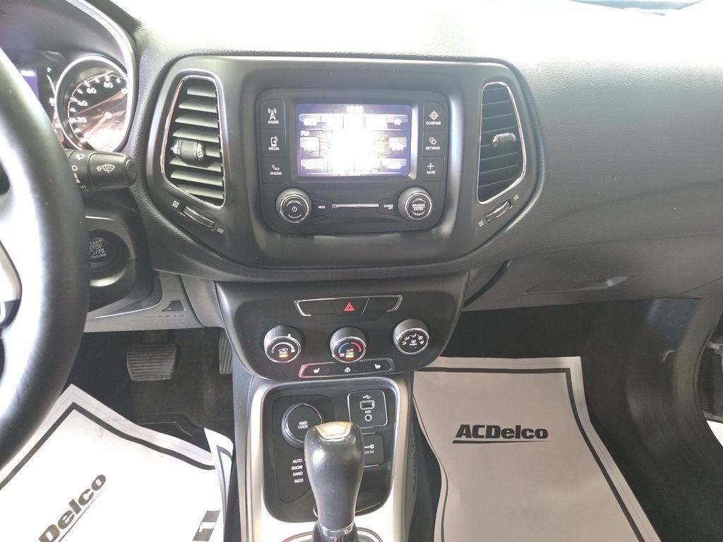 Used 2018 Jeep Compass Latitude w/ Cold Weather Group AWD/4WD image 35