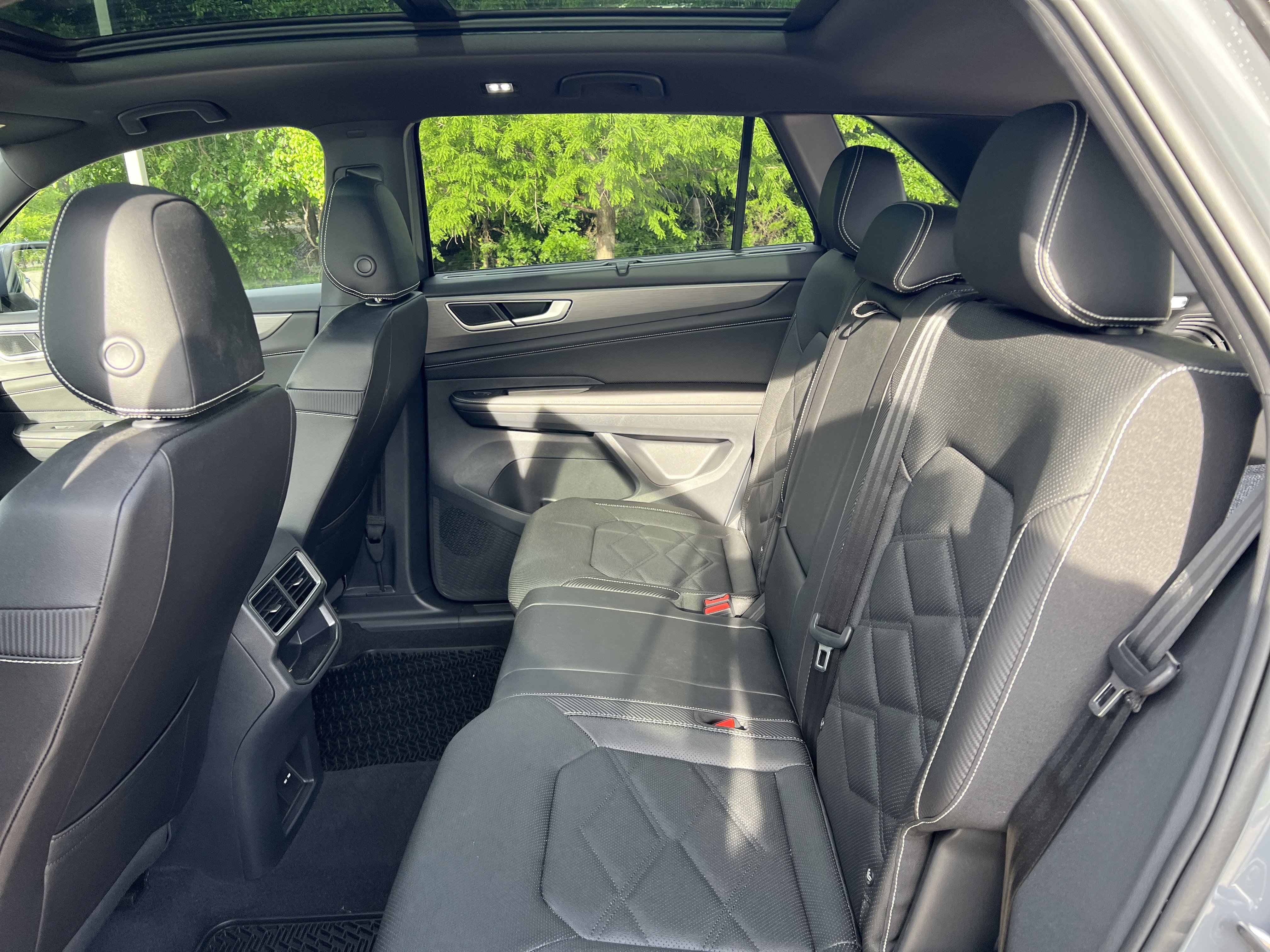 Certified 2025 Volkswagen Atlas Cross Sport SE w/ Panoramic Sunroof Package FWD image 28