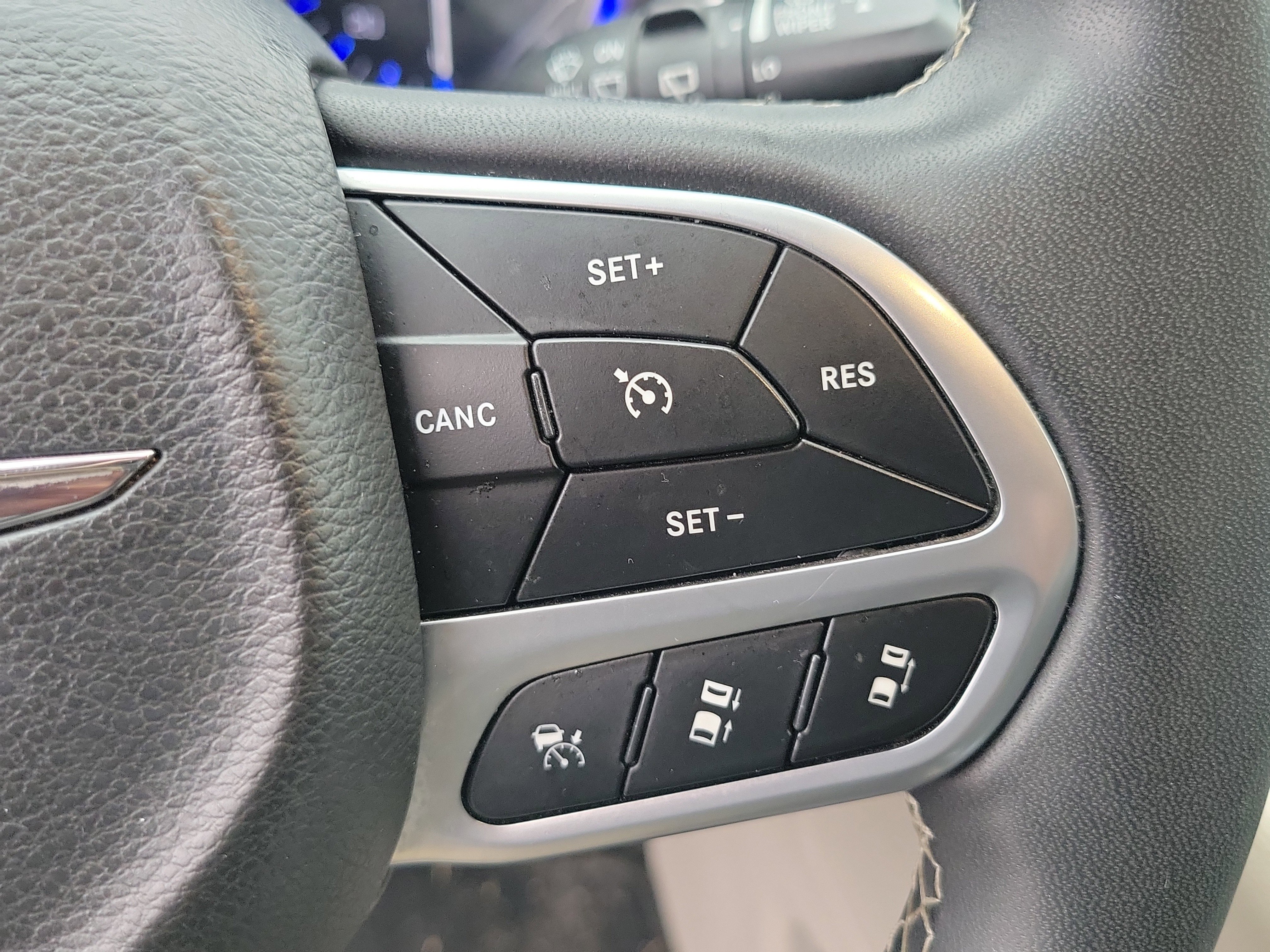 Used 2022 Chrysler Pacifica Limited w/ Uconnect Theater Family Group image 12