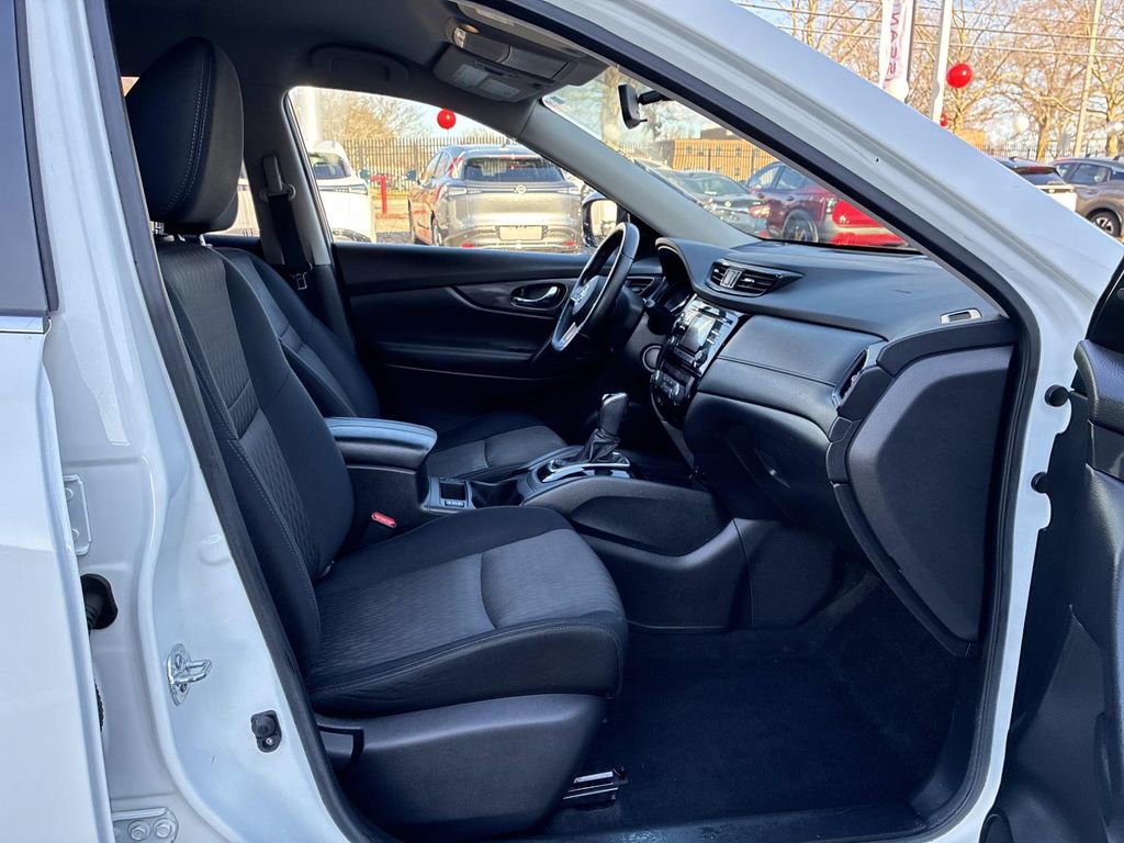 Used 2017 Nissan Rogue SV image 9