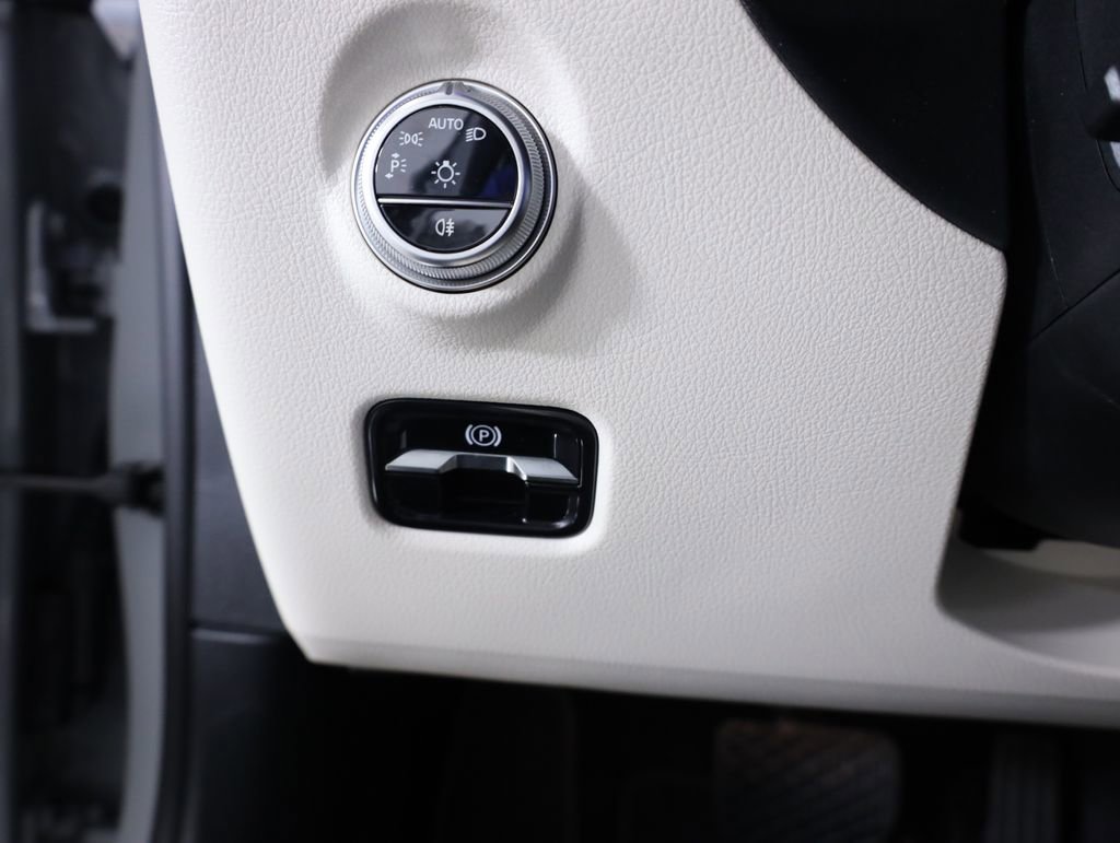 Used 2025 Mercedes-Benz C 300 4MATIC Sedan image 11